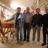 E da Molfetta che parte il nostro viaggio alla scoperta delle fabbriche superstiti. Siamo nel chiostro della chiesa di San Domenico, a pochi passi dal porto, dove incontriamo le nostre guide: Ignazio Dragone, Onofrio Gallo, Luigi Salvemini e Carlo Amato (da sinistra verso destra)


